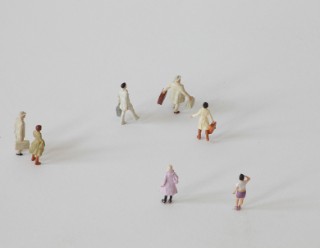 Kleine Figuren laufen auf einer weißen Fläche.