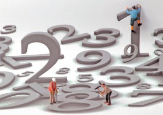 Kleine Figuren auf großen Zahlen.