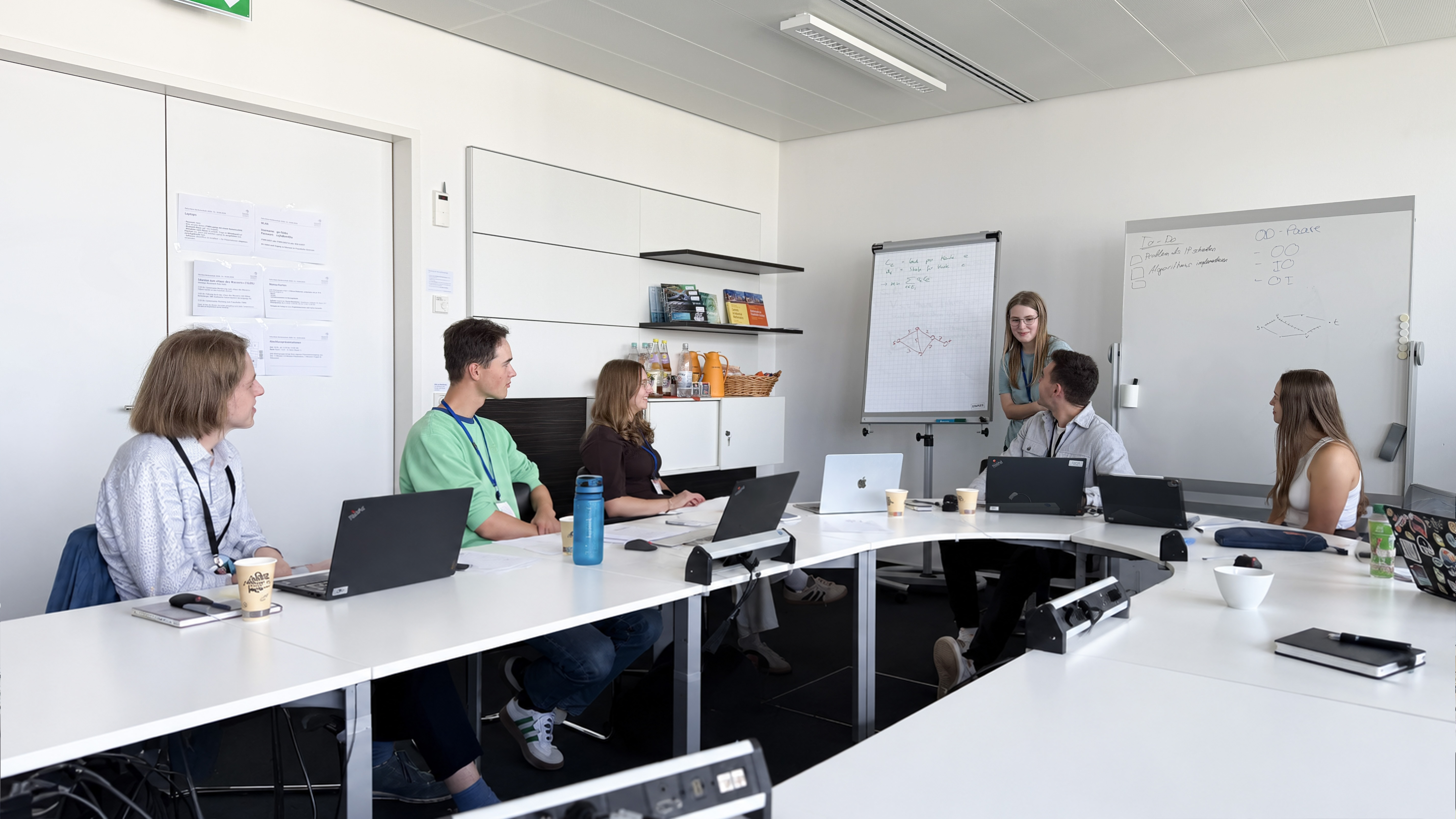 Teilnehmende der Gruppe 1 während der Gruppenarbeit in der Herbstschule 2026 zum Thema »Einbahnstraßen gegen Durchgangsverkehr«.