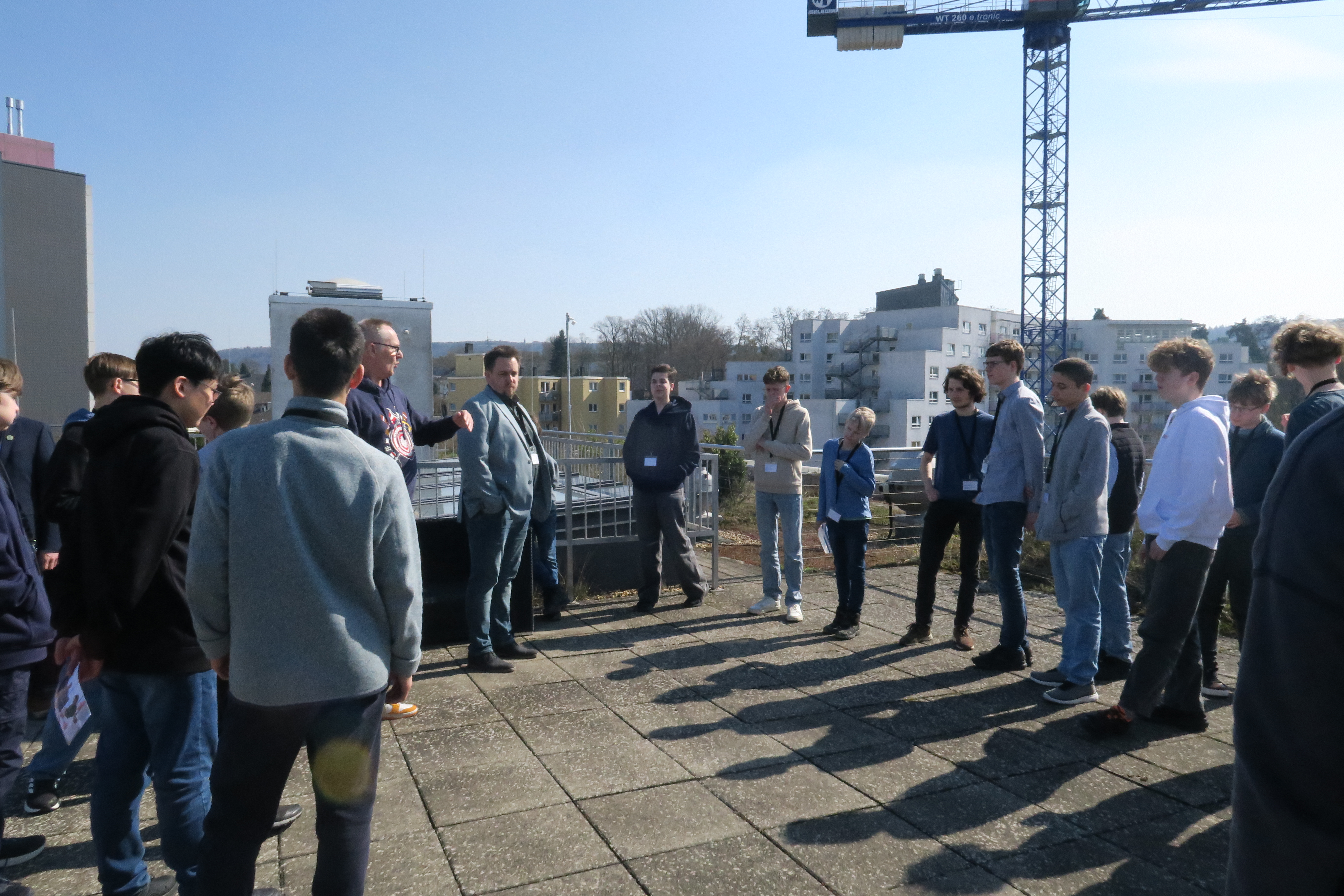 Participants on the guided tour of the Fraunhofer ITWM rooftop terrace with a view of the construction site of the new building section.