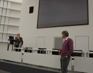 Prof. Walter Pohl bei der anschließenden Fragerunde. Prof. Ralf Korn (rechts im Bild) moderierte die Veranstaltung. © Foto ITWM